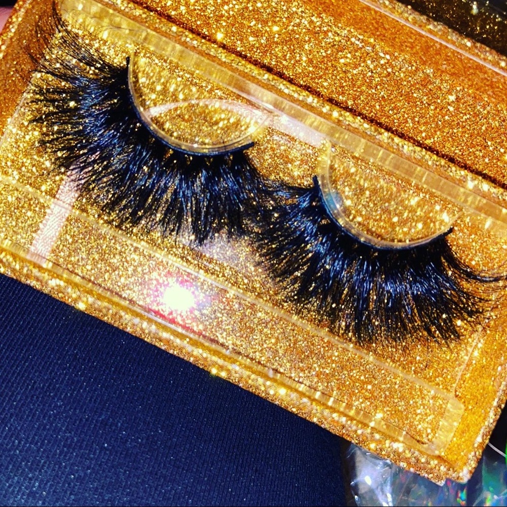 Lashes - Picture 7 of 8